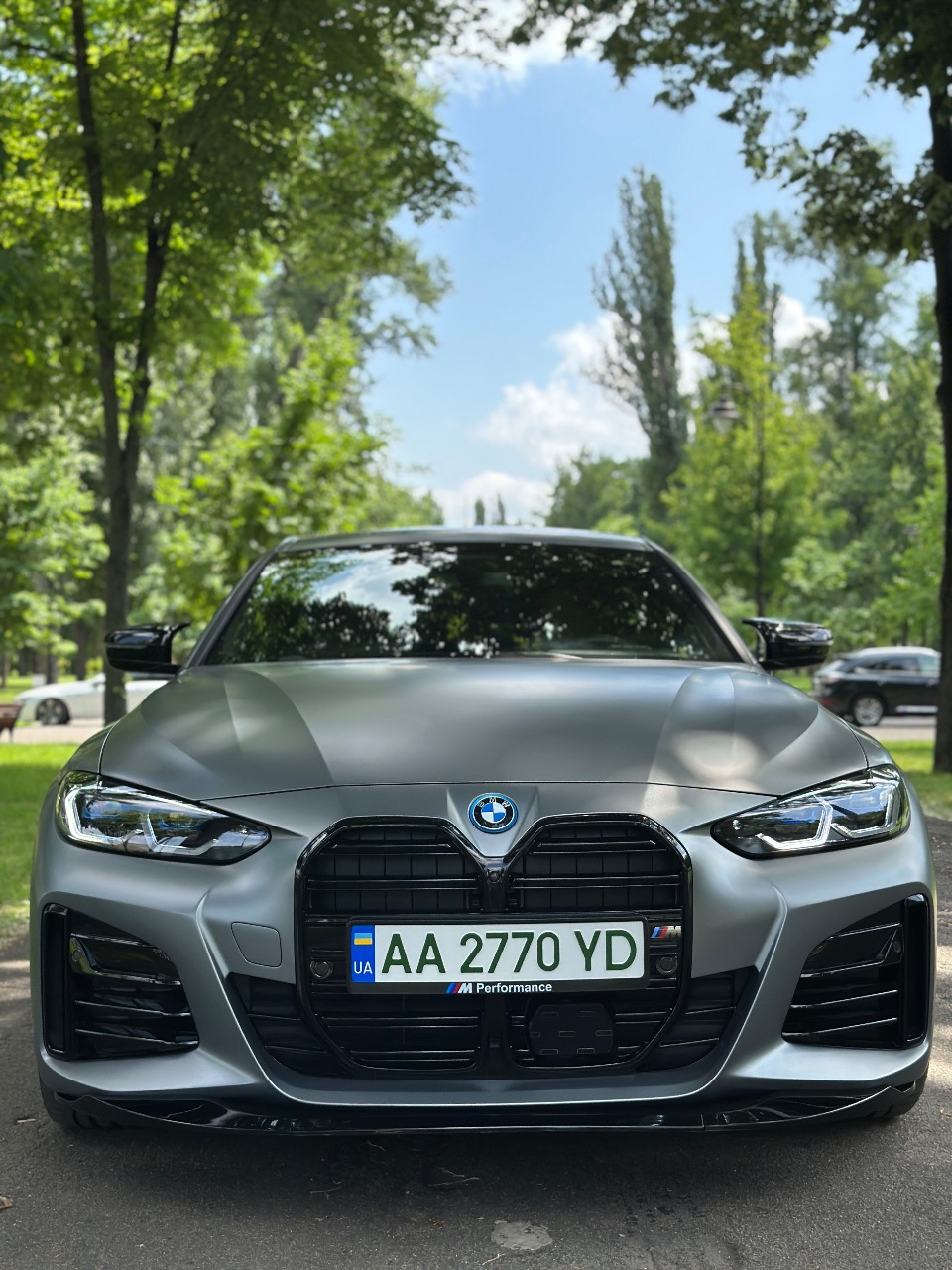 BMW i4 - фото 1