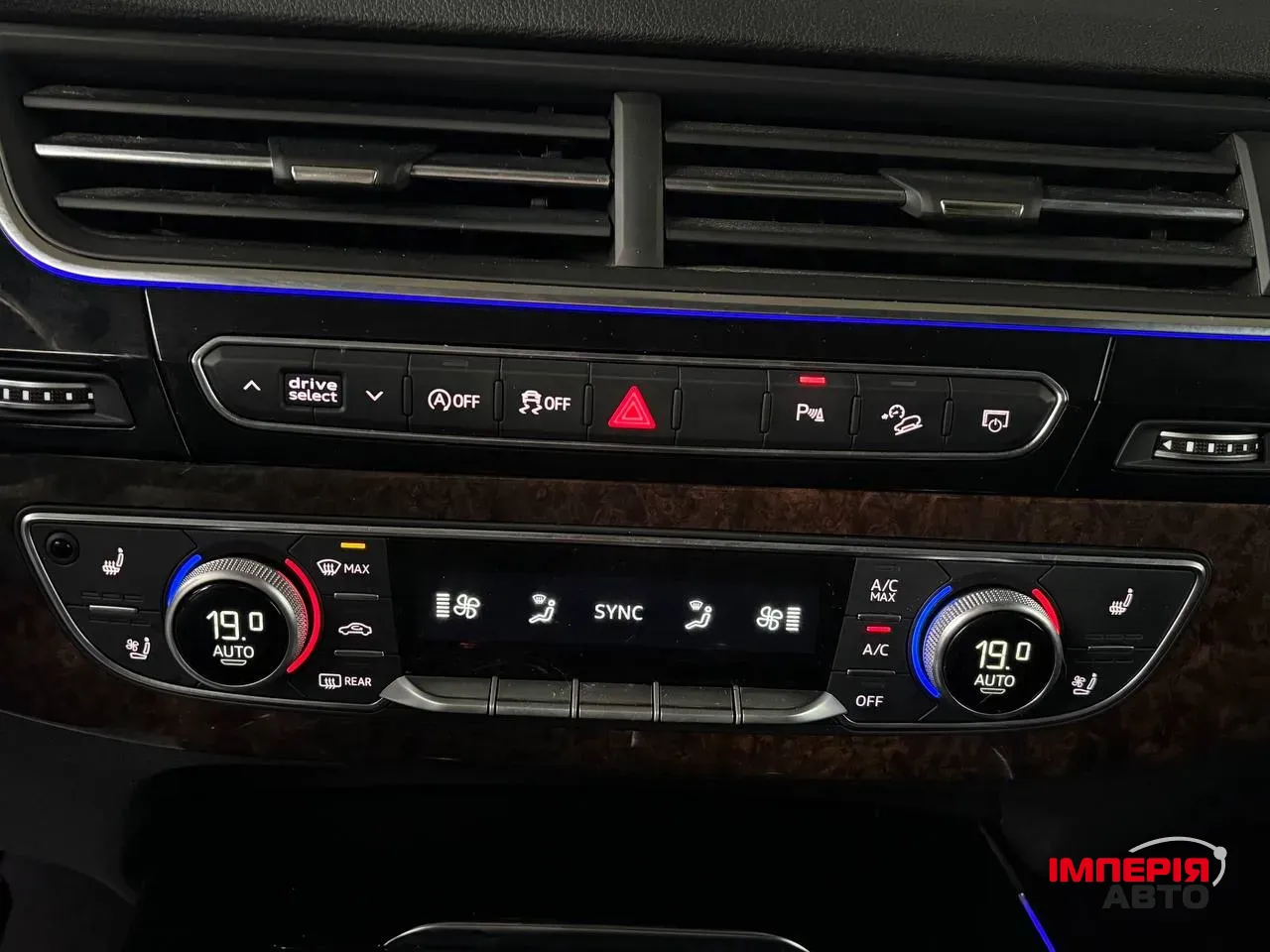 Audi Q7 - фото 6