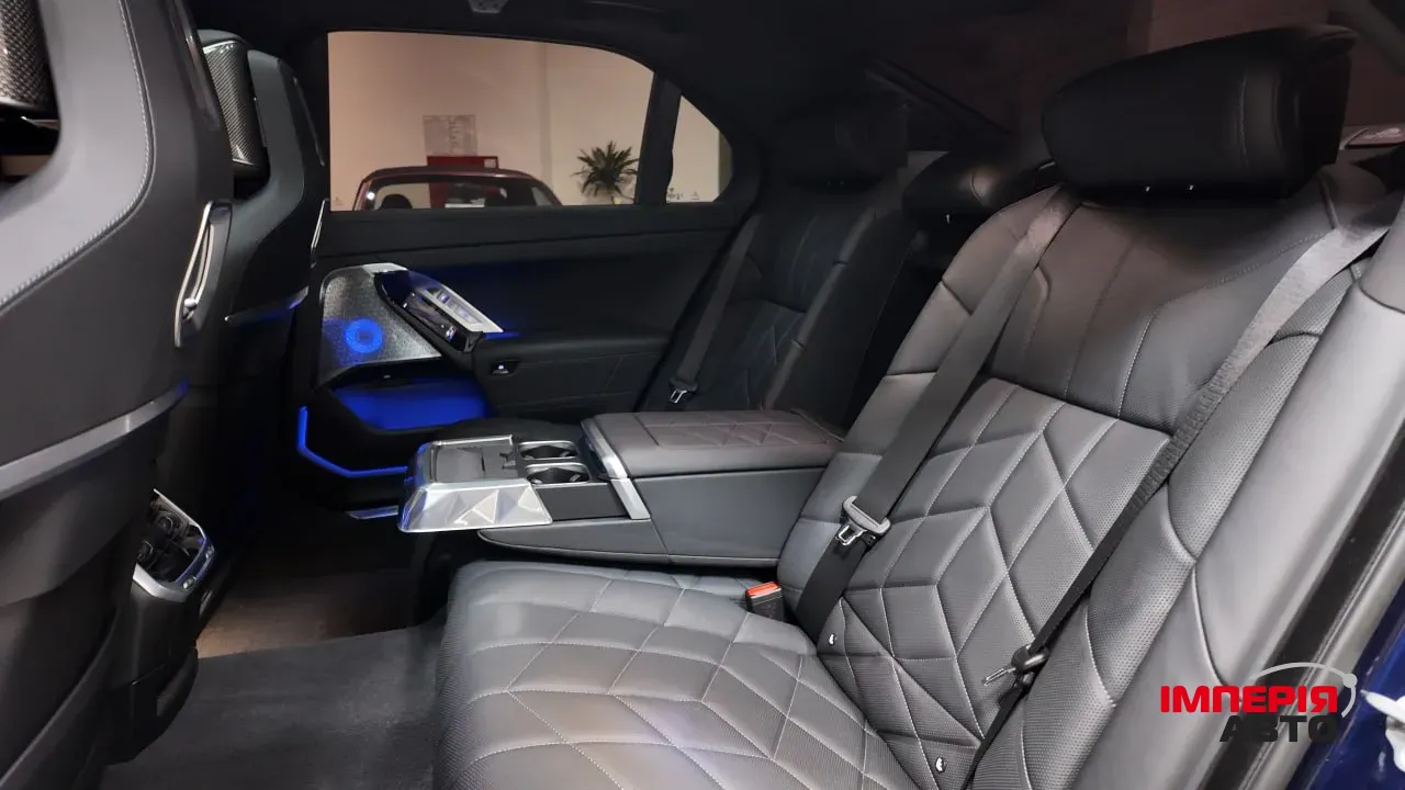 BMW i7 - фото 14