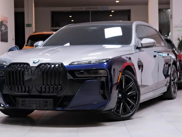 BMW i7 - фото 1