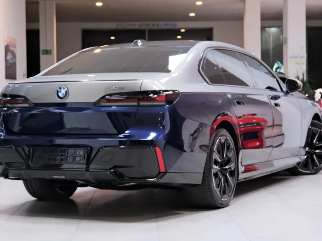 BMW i7 - фото 4