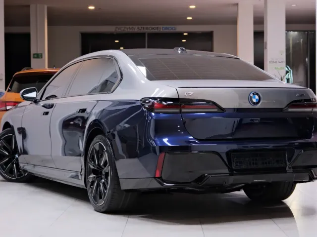 BMW i7 - фото 3