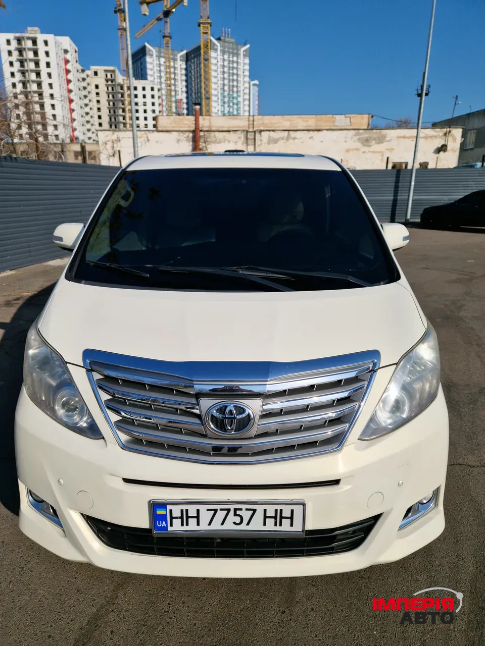 Toyota Alphard - фото 1