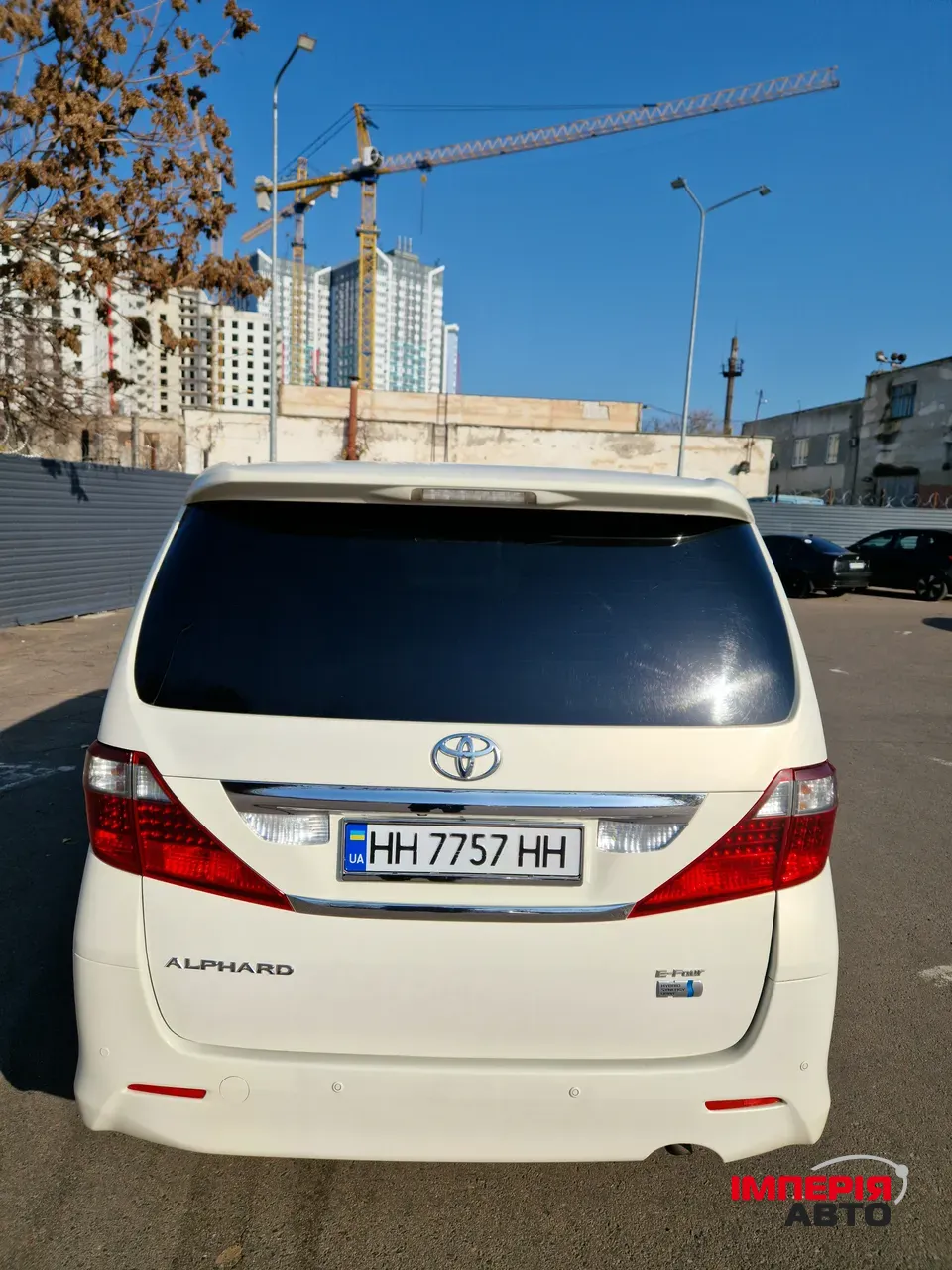 Toyota Alphard - фото 3