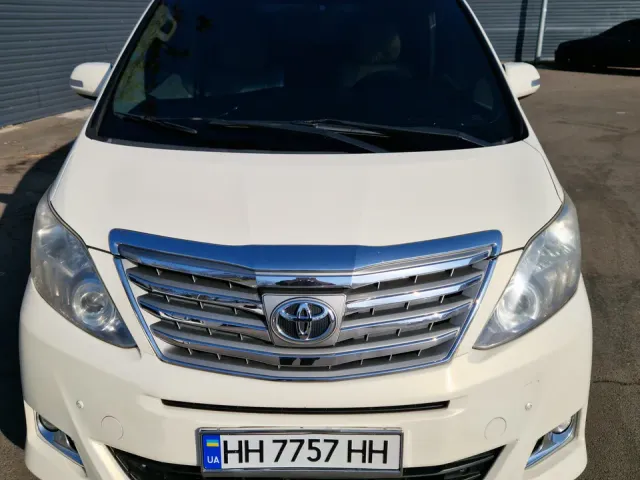 Toyota Alphard - фото 1