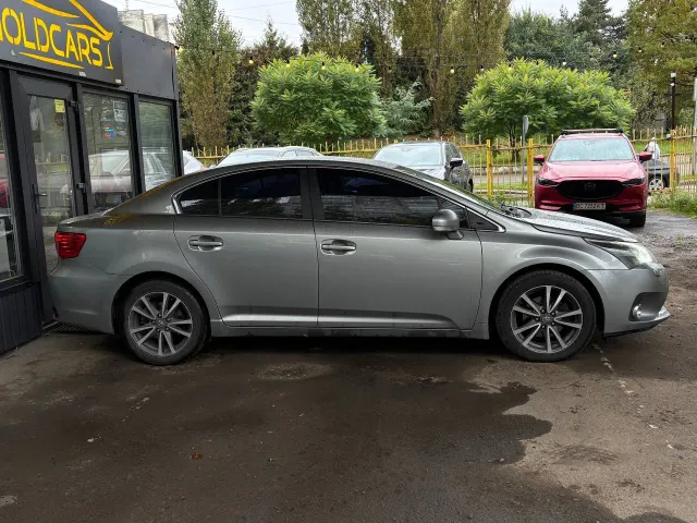 Toyota Avensis - фото 5