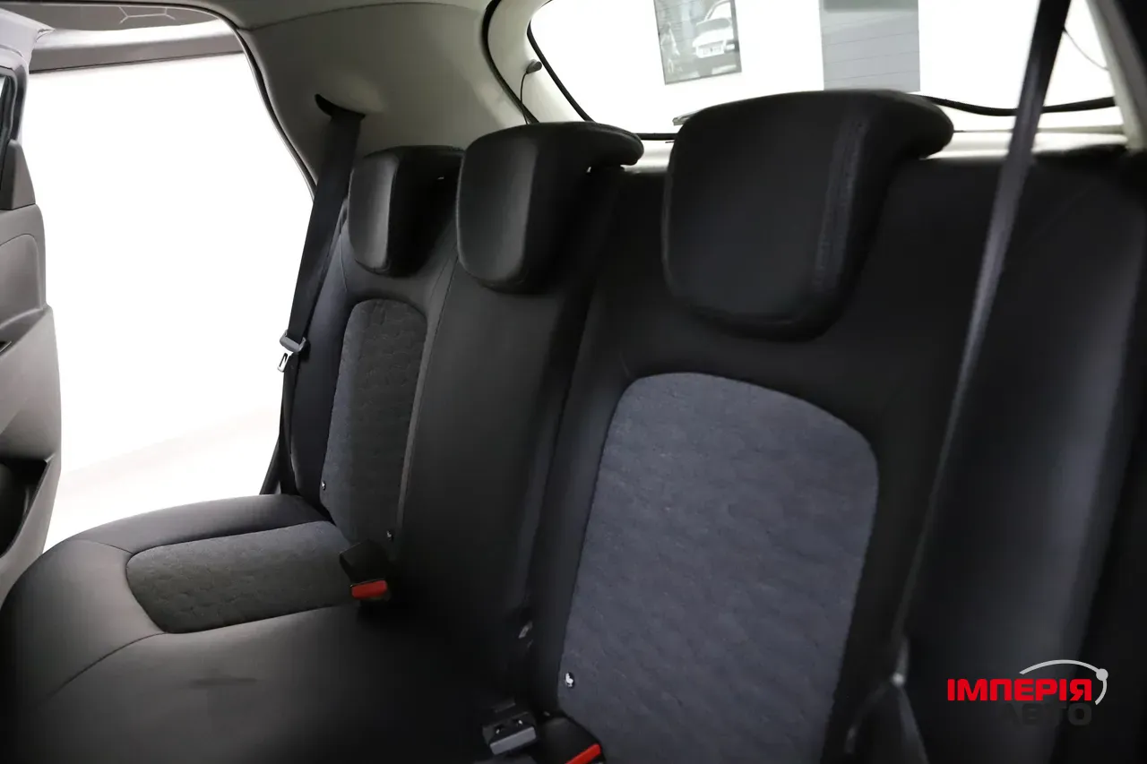 Renault ZOE - фото 17