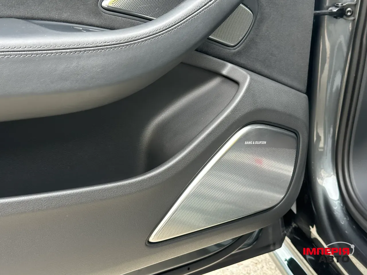 Audi S8 - фото 19
