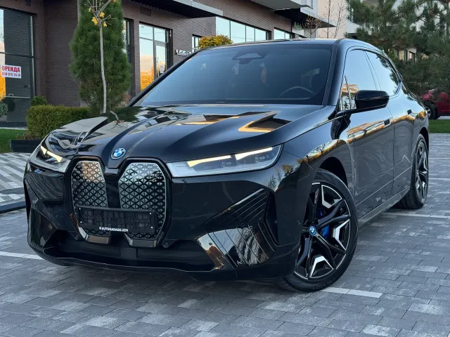 BMW iX - фото 1