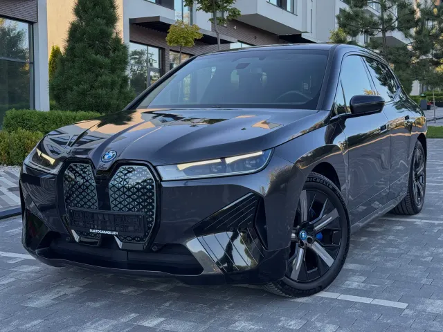 BMW iX - фото 1