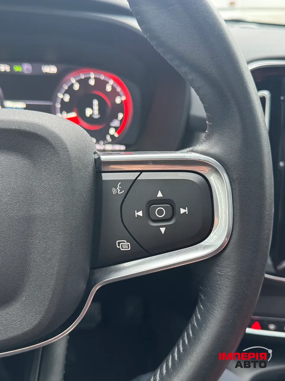 Volvo XC40 - фото 32