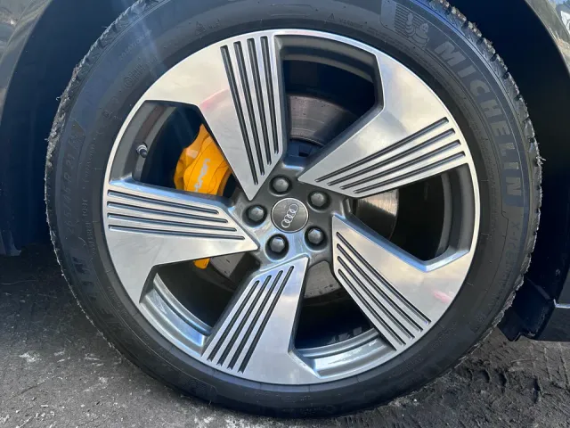 Audi e-tron - фото 3