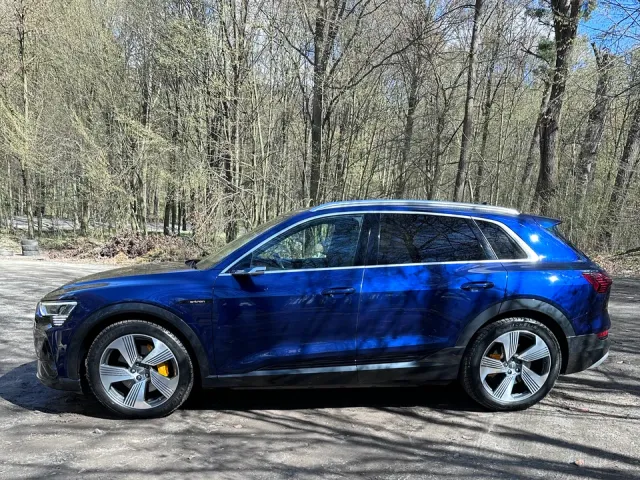 Audi e-tron - фото 1