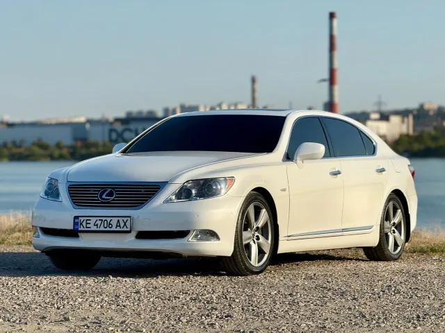 Lexus LS - фото 1
