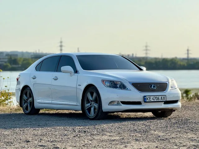 Lexus LS - фото 2