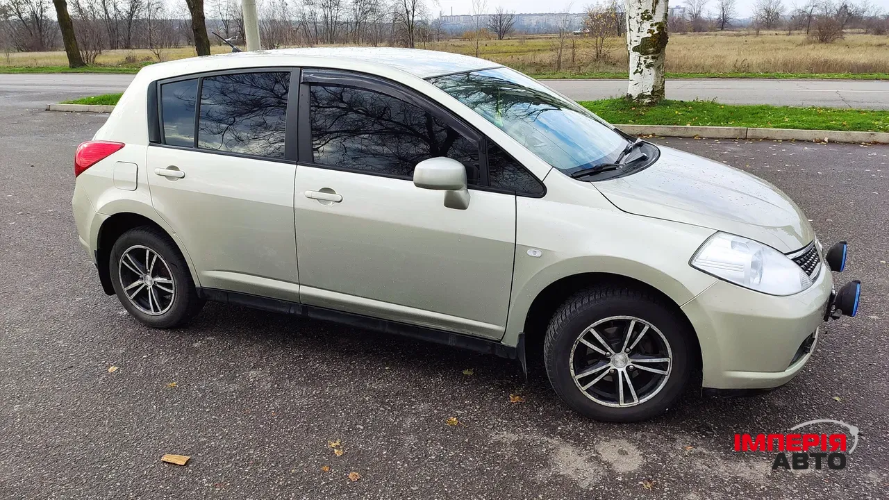 Nissan Tiida - фото 4