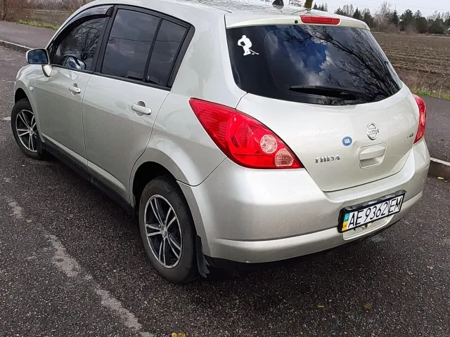 Nissan Tiida - фото 2