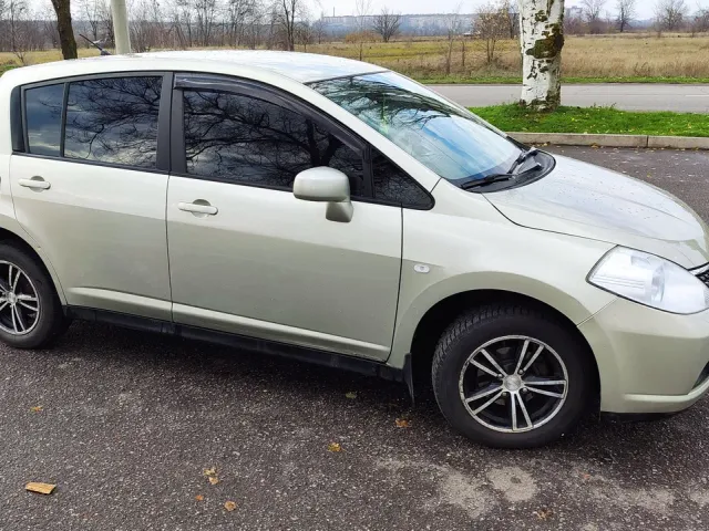 Nissan Tiida - фото 4