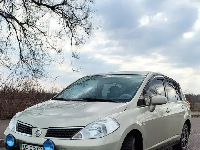 Nissan Tiida - фото 1