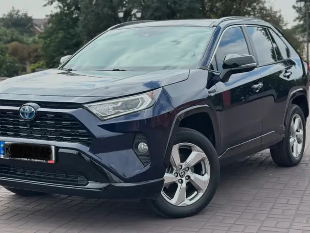 Toyota RAV4 - фото 1