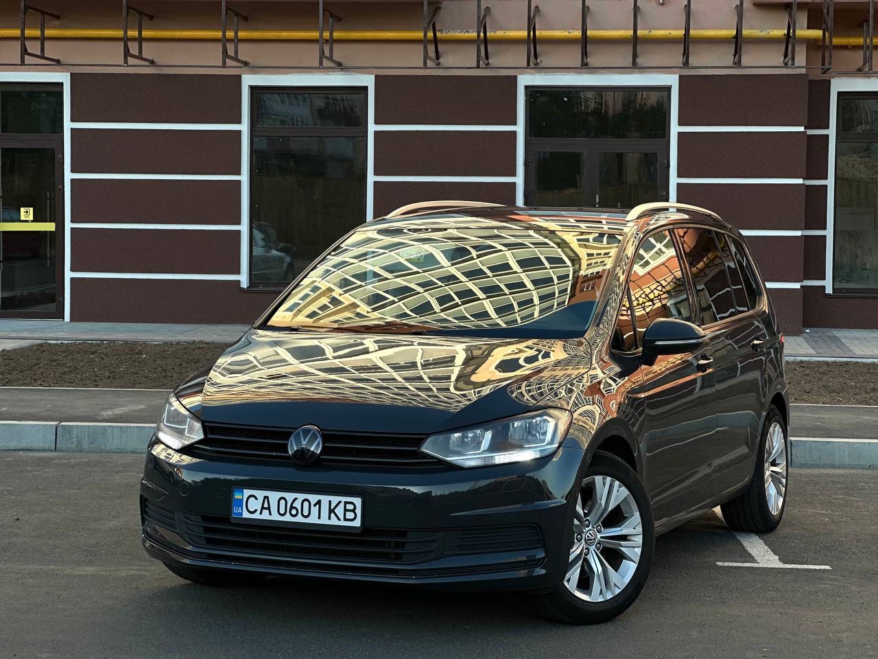 Volkswagen Touran - фото 1
