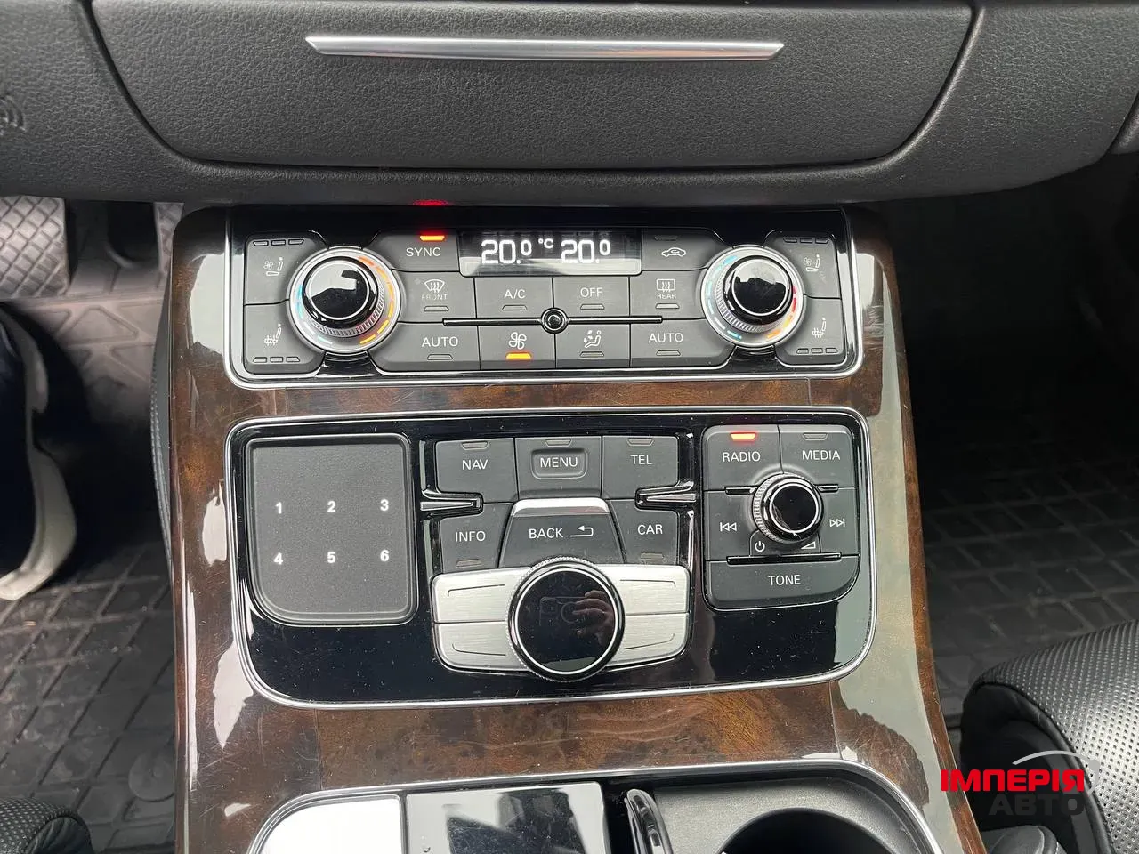 Audi A8 - фото 32