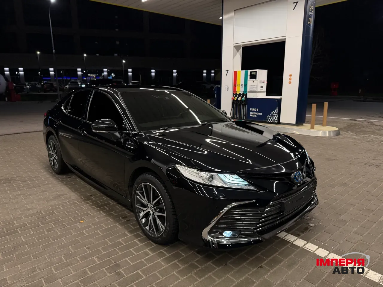 Toyota Camry - фото 1