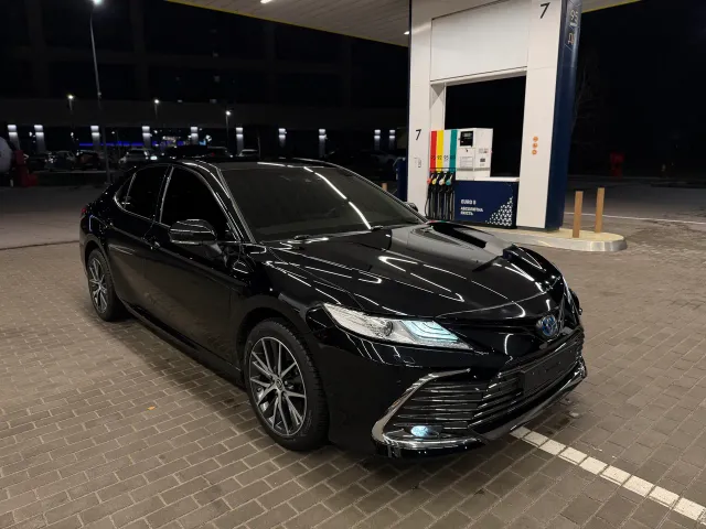 Toyota Camry - фото 1