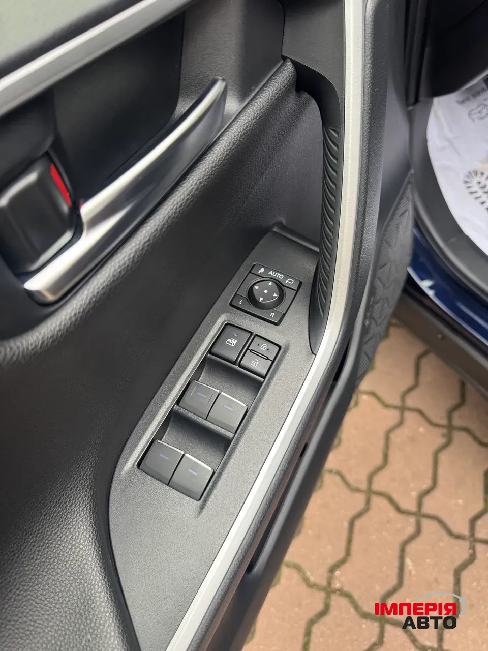 Toyota RAV4 - фото 4