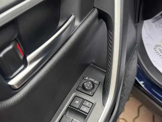 Toyota RAV4 - фото 4