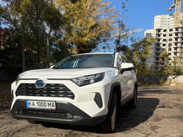 Toyota RAV4 - фото 1