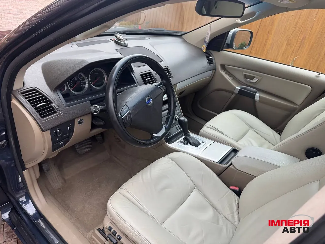 Volvo XC90 - фото 8
