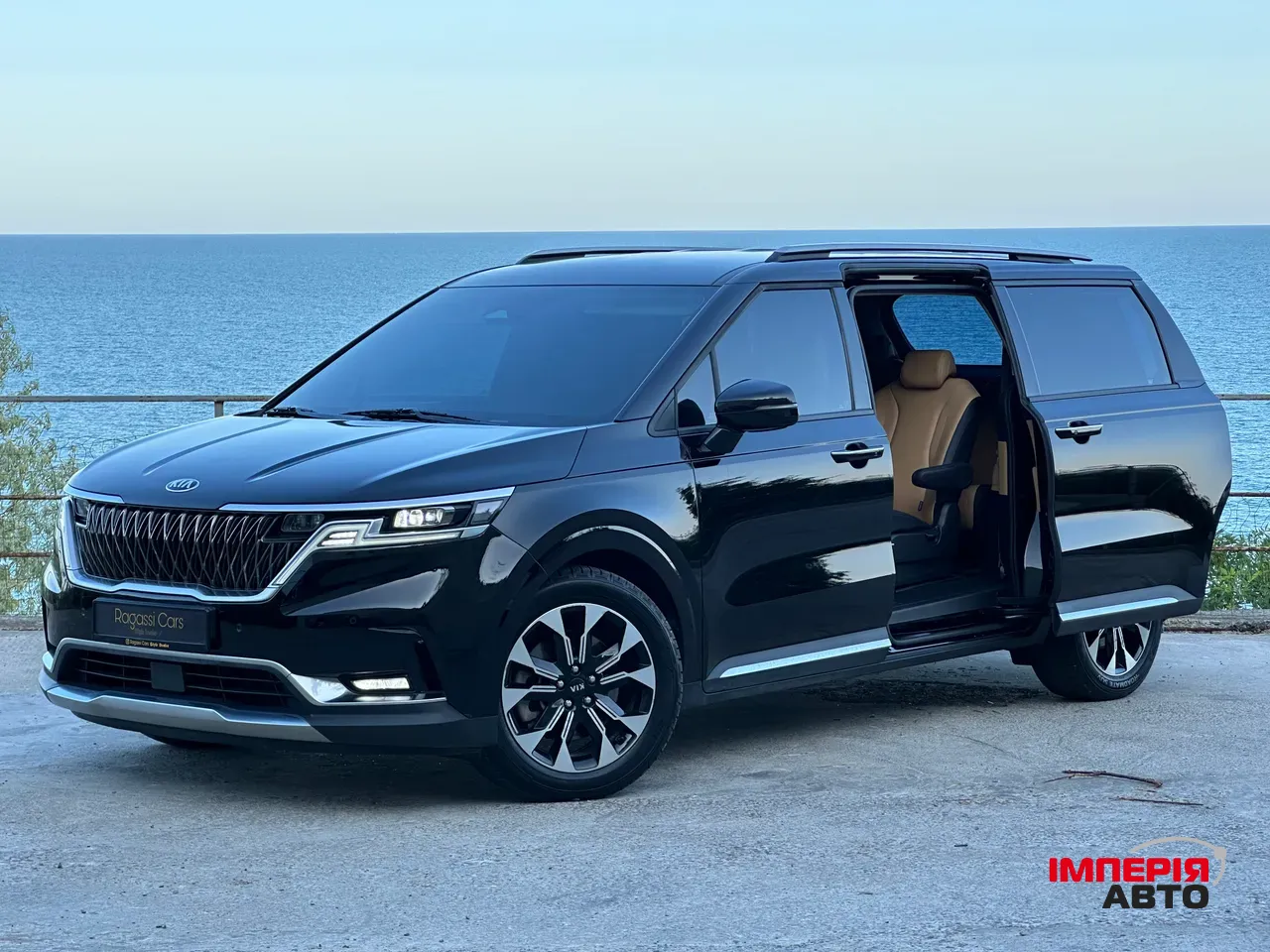 Kia Carnival - фото 1