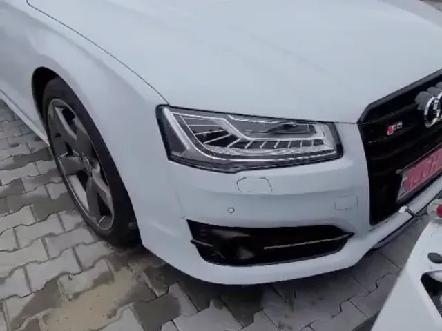 Audi A8 - фото 3