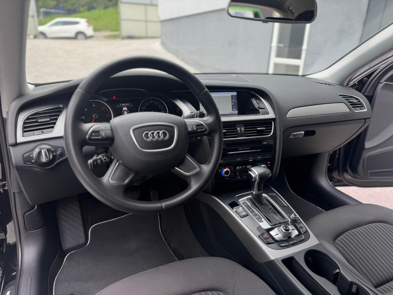 Audi A4 - фото 21