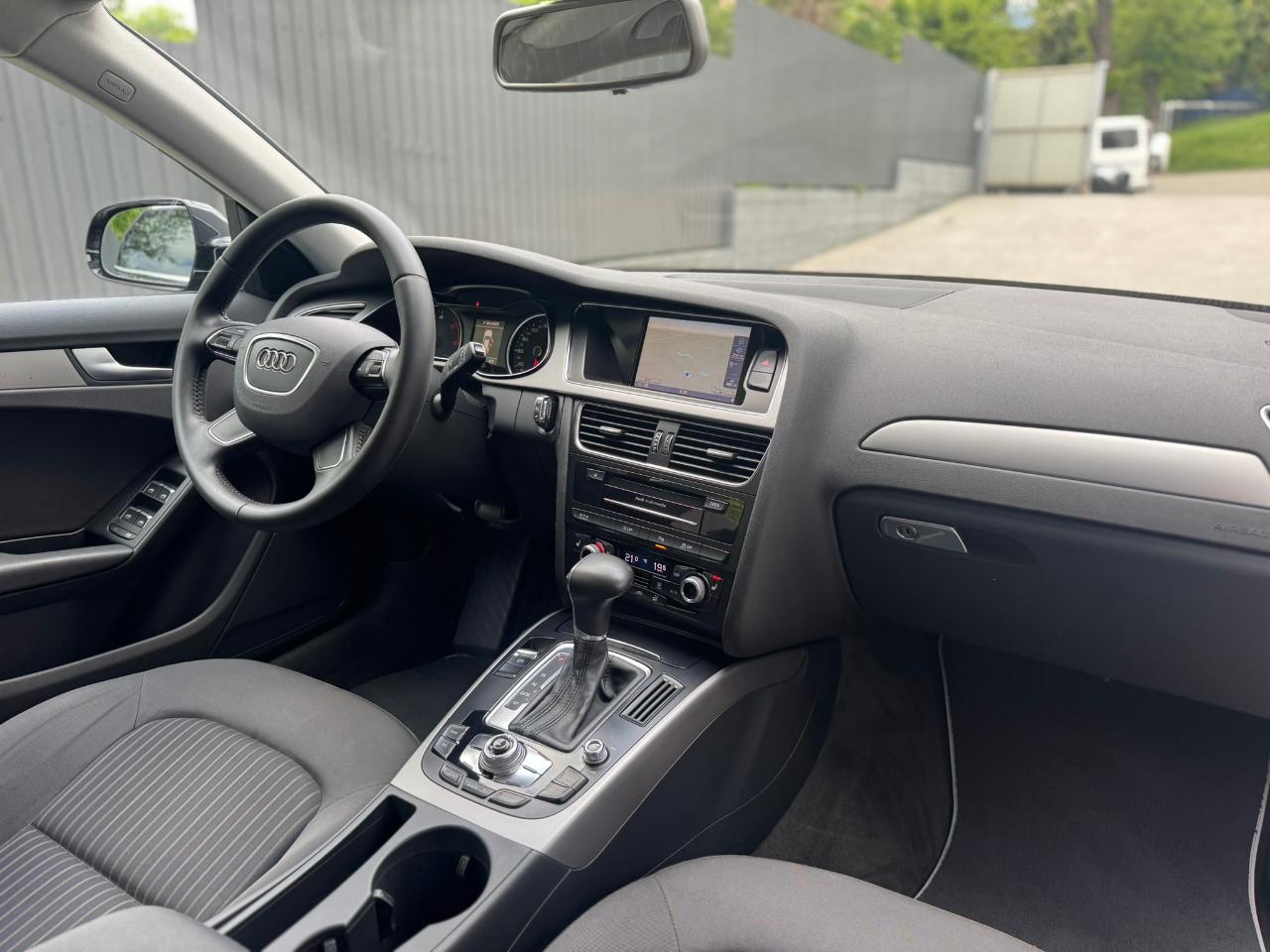 Audi A4 - фото 6