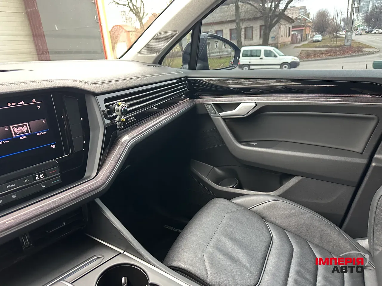 Volkswagen Touareg - фото 7