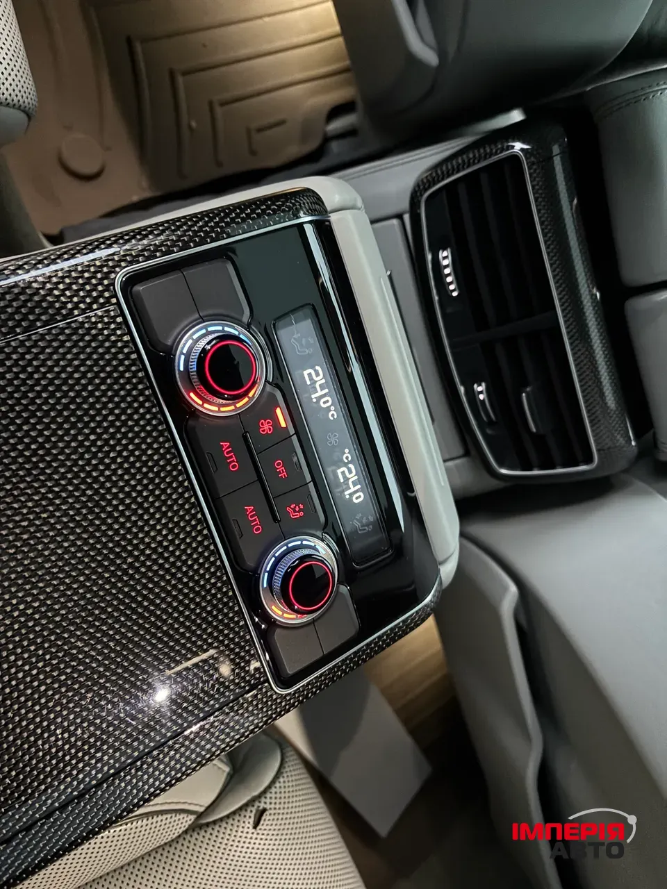 Audi S8 - фото 17