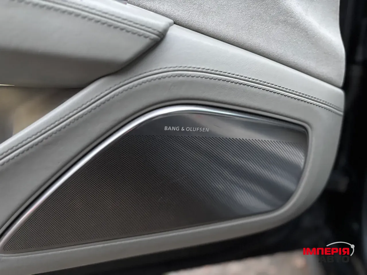 Audi S8 - фото 7