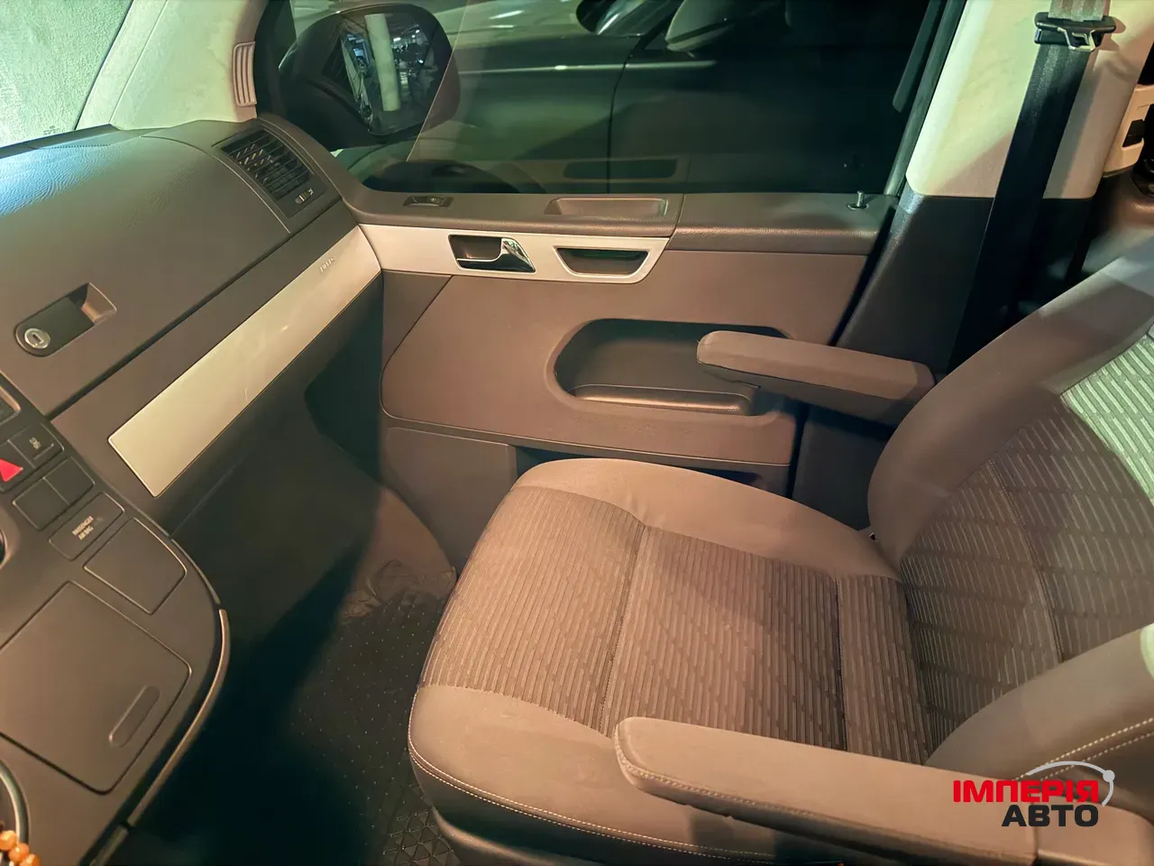 Volkswagen Multivan - фото 14