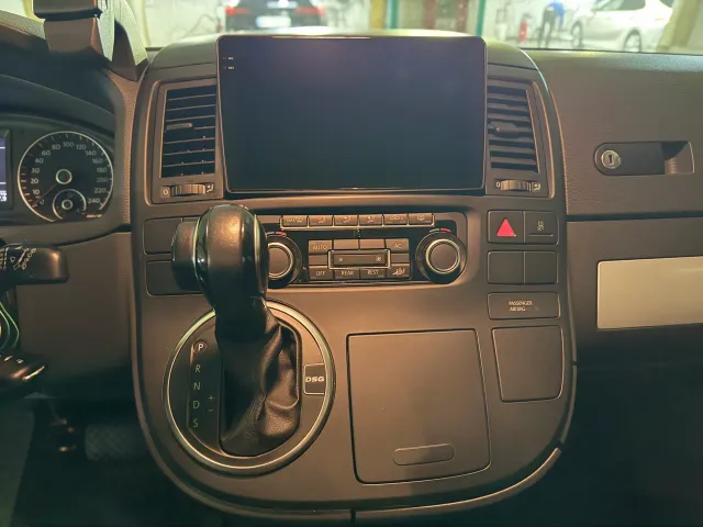 Volkswagen Multivan - фото 2