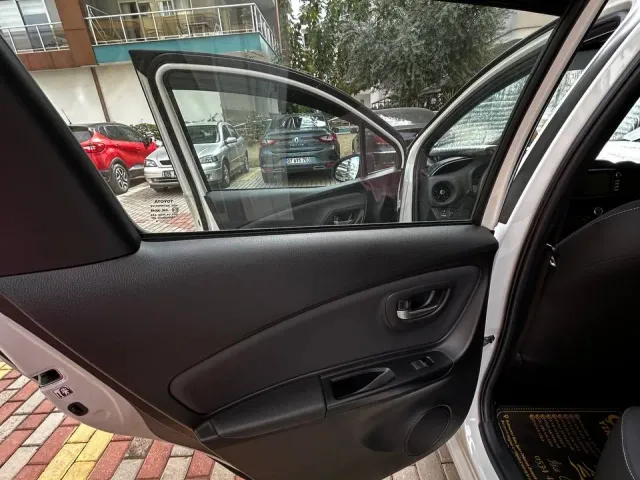 Toyota Yaris - фото 5