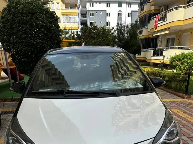 Toyota Yaris - фото 1