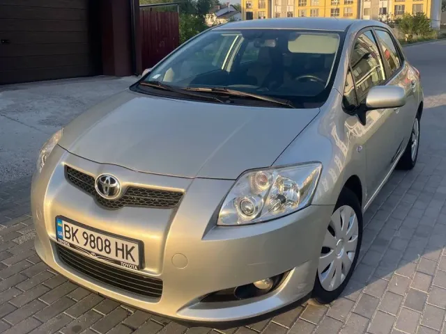 Toyota Auris - фото 1