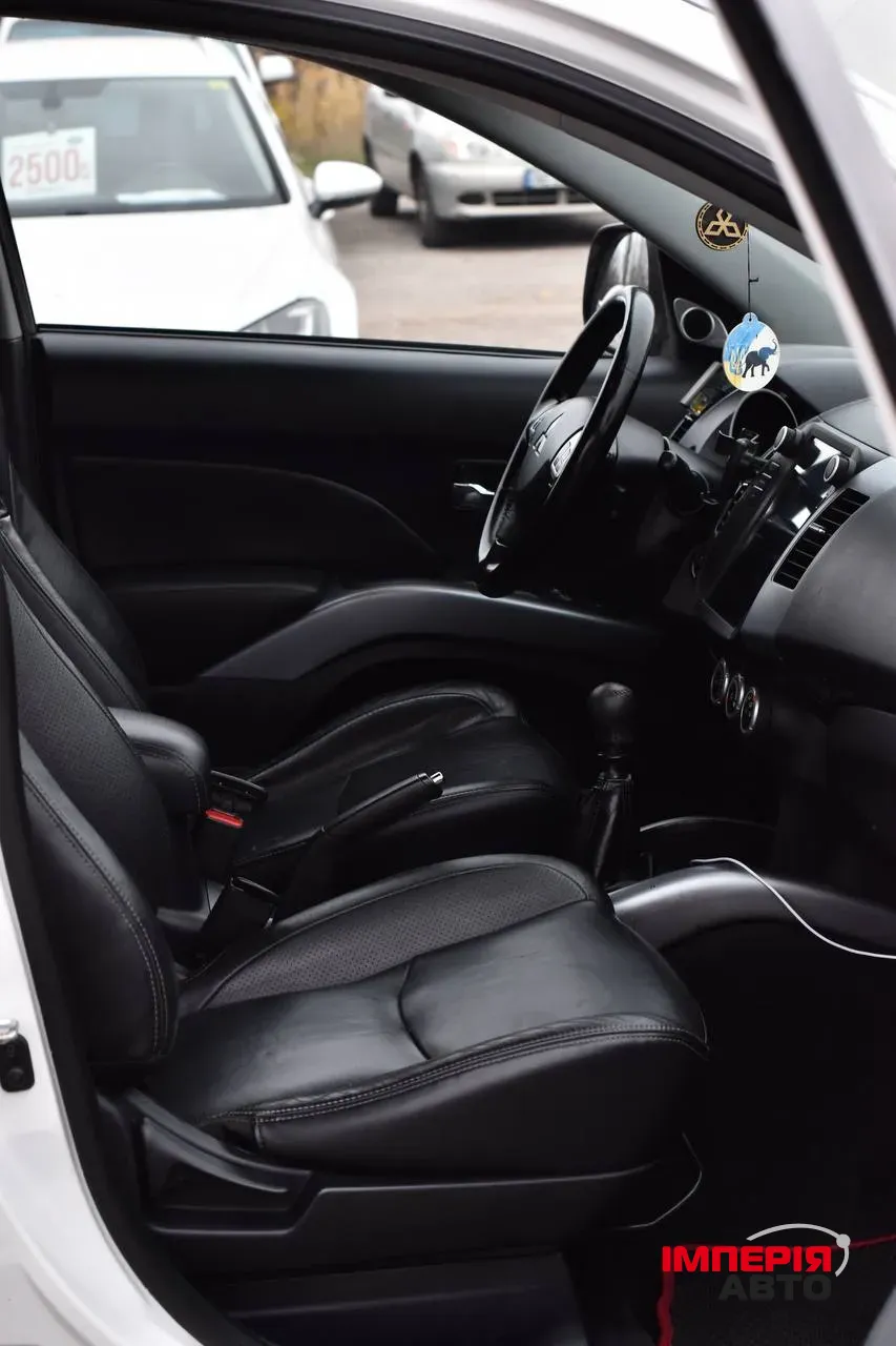 Mitsubishi Outlander - фото 5