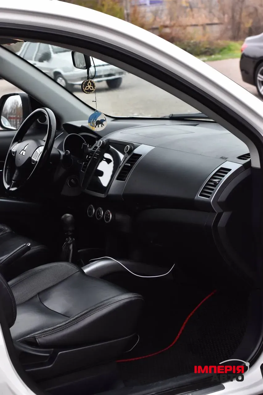 Mitsubishi Outlander - фото 6