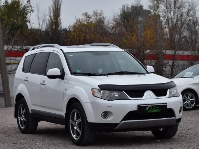 Mitsubishi Outlander - фото 1