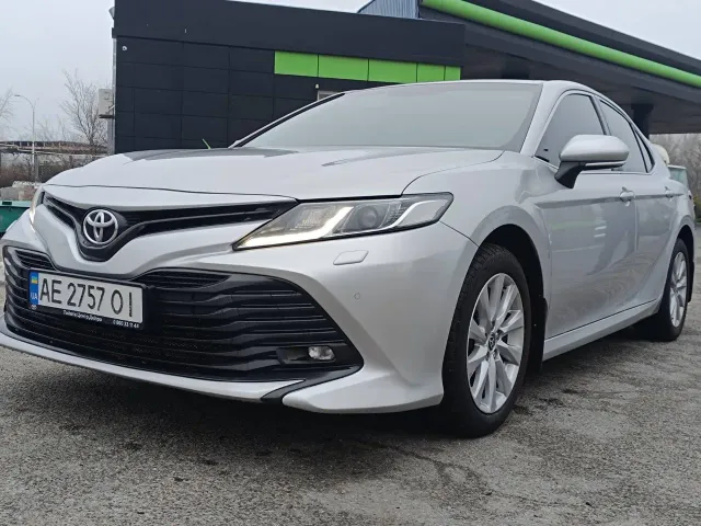 Toyota Camry - фото 1
