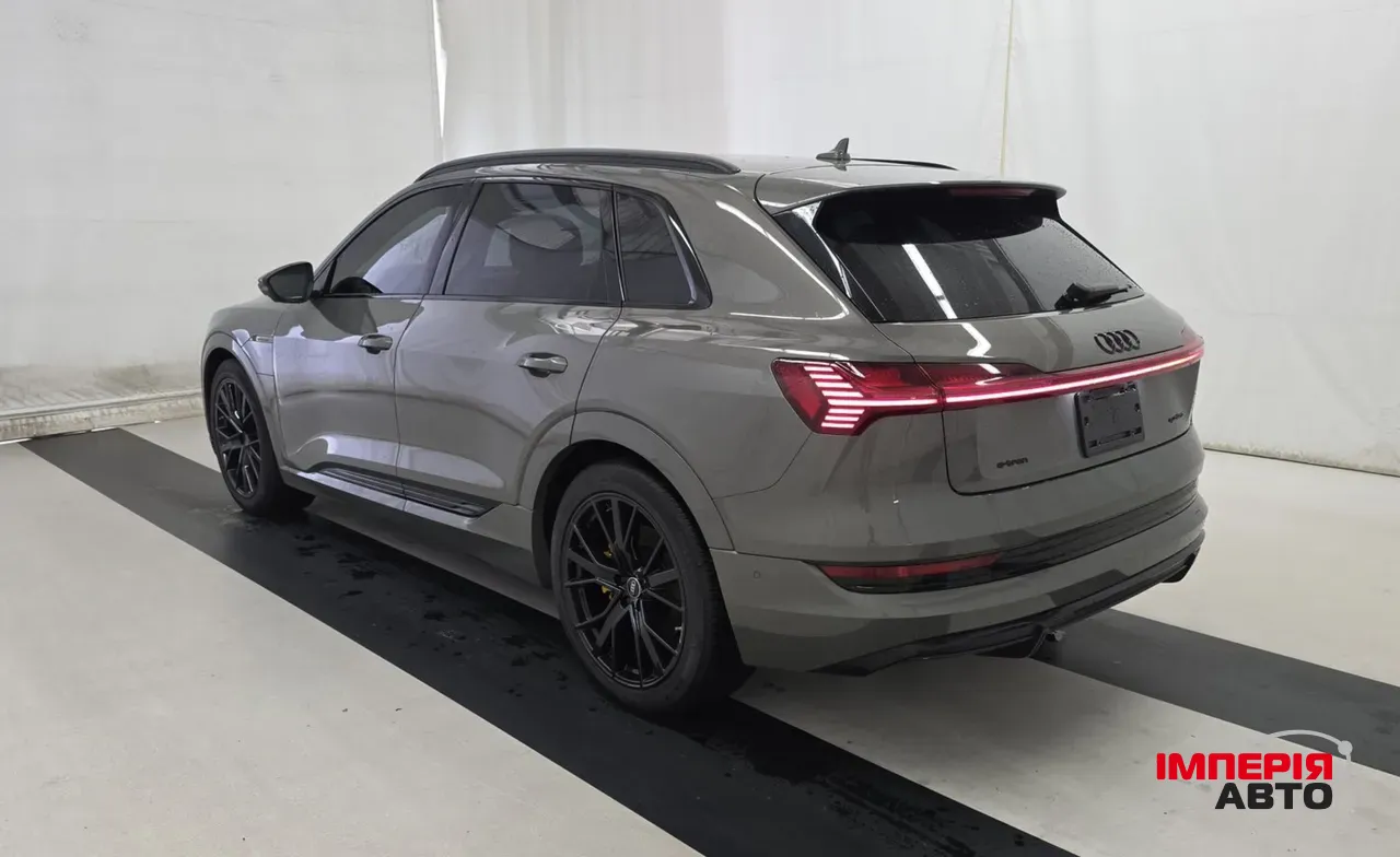 Audi e-tron - фото 8