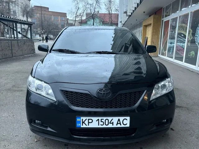 Toyota Camry - фото 1